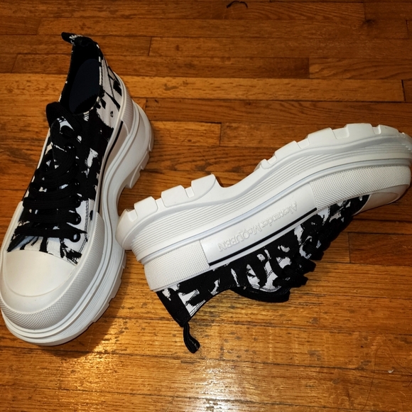 Slick Tread Boots - Picture 2 of 3